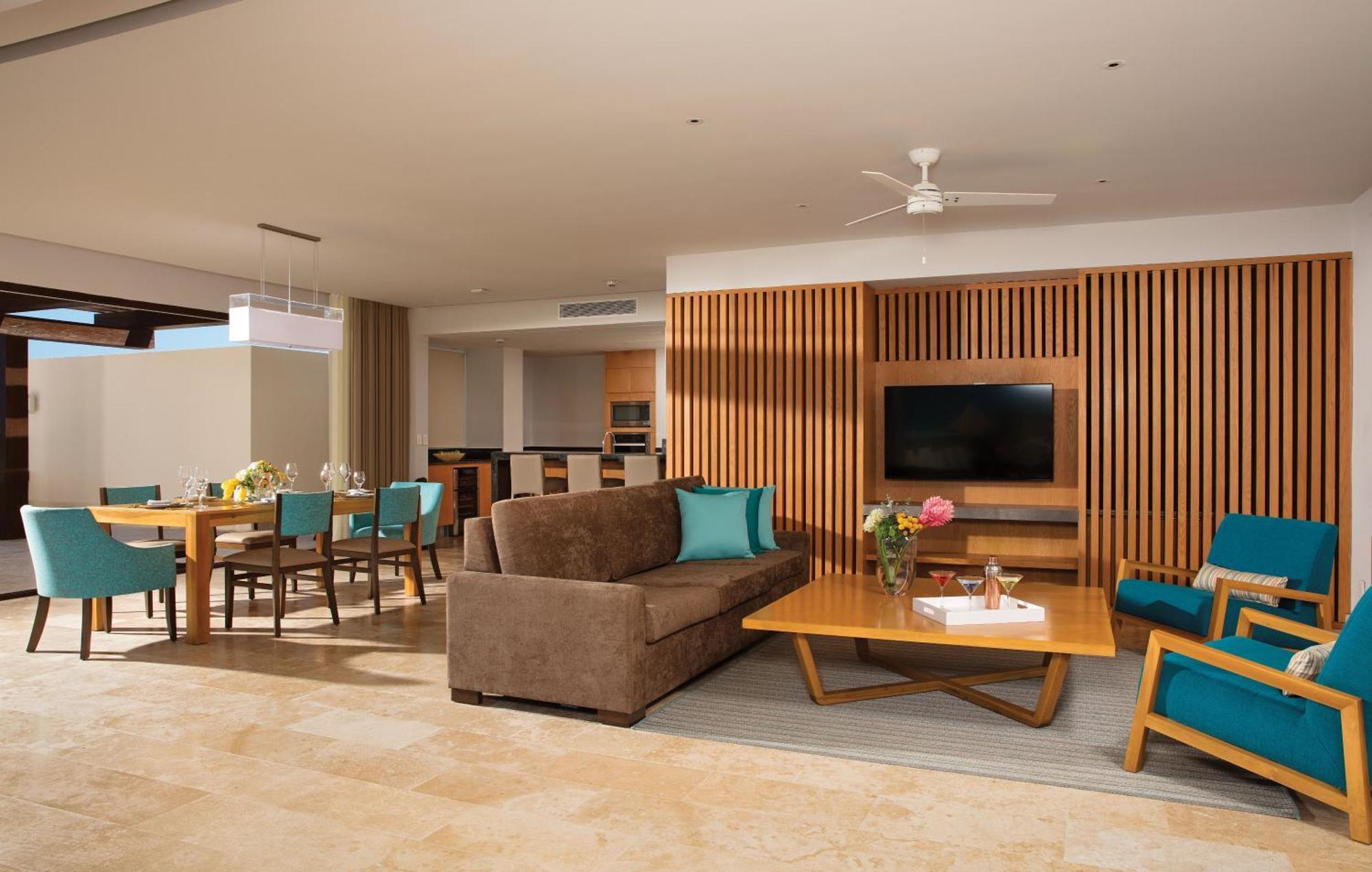 Suite Paramount Preferred Club con cama extragrande y vistas al mar